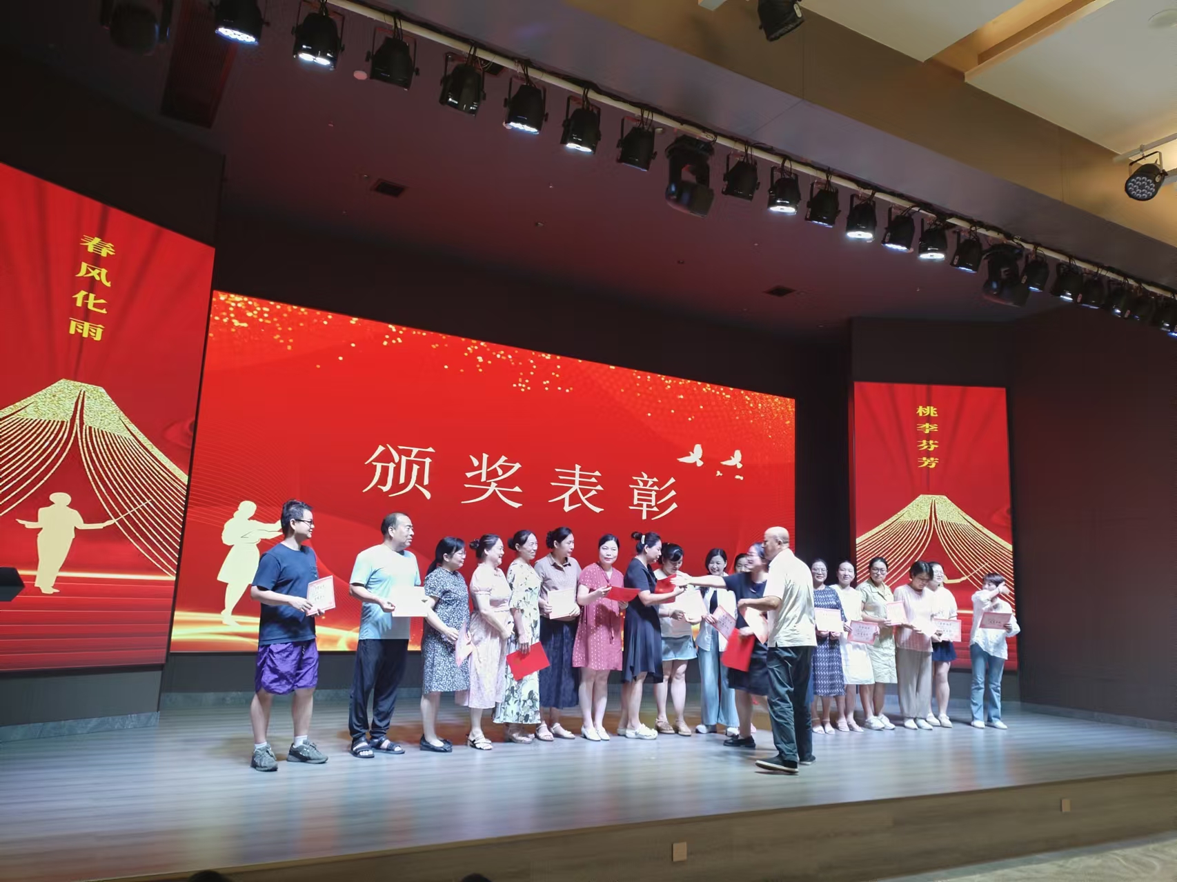 9月10日，曙光学校教师节文艺晚会在多宝登陆入口-多宝（中国）溢香园酒店举办